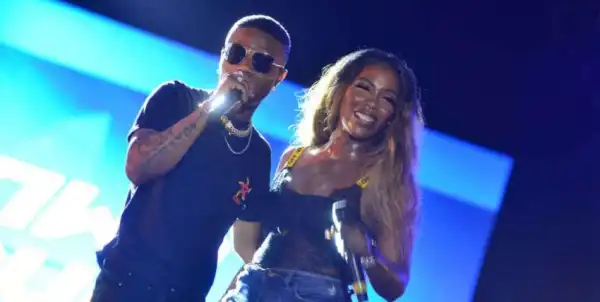 "Touch This Bum Bum" Tiwa Savage Tells Wizkid On Stage, He Refused (Video)